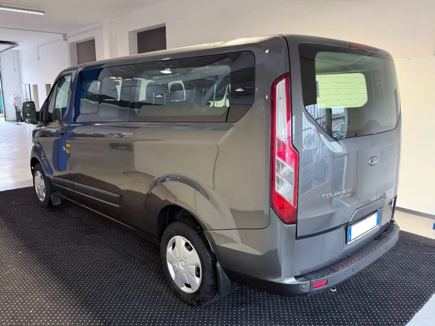 Ford Tourneo Custom 320 2.0 EcoBlue 130 CV PASSO LUNGO Gris - 2