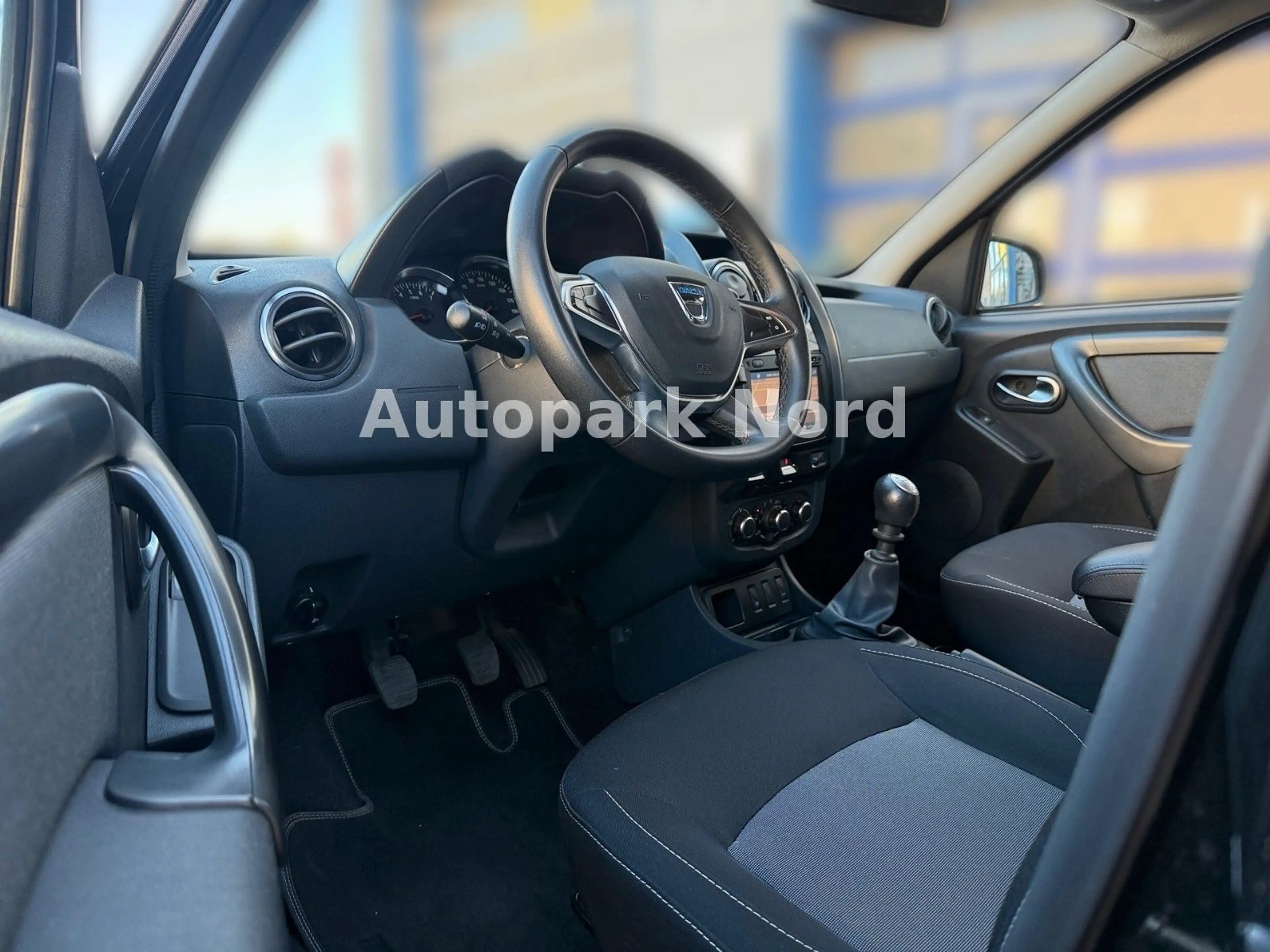 Dacia Duster Black Shadow 4x2/1.HAND/KAMERA/SHZ/TEMP — photo 15