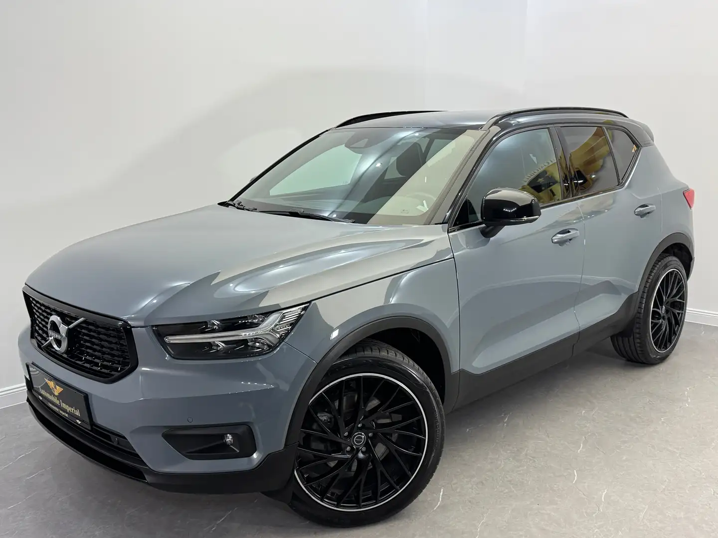 Volvo XC40 T4  // BENZINER // R-DESIGN // 1.BESITZ // Grau - 2