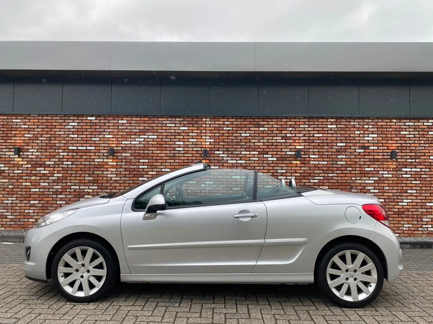Peugeot 207 CC 1.6 VTi Griffe Leer 17inch 103000km Clima Grijs - 2