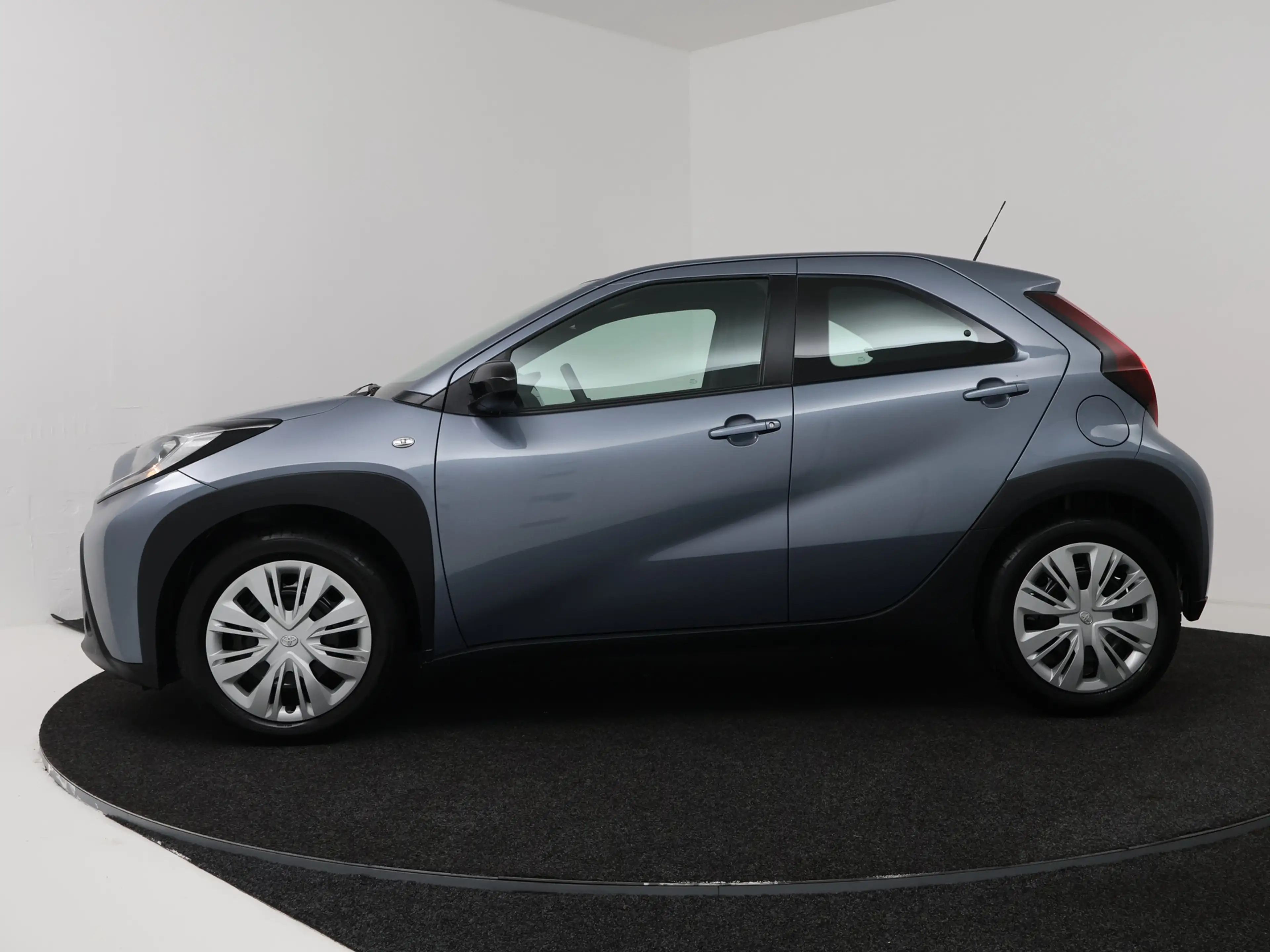 Toyota Aygo X 1.0 VVT-i MT Play | Apple CarPlay / Android Auto ( — photo 3