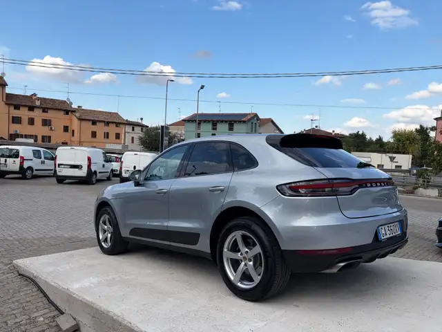 Porsche Macan view 5