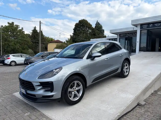 Porsche Macan view 3