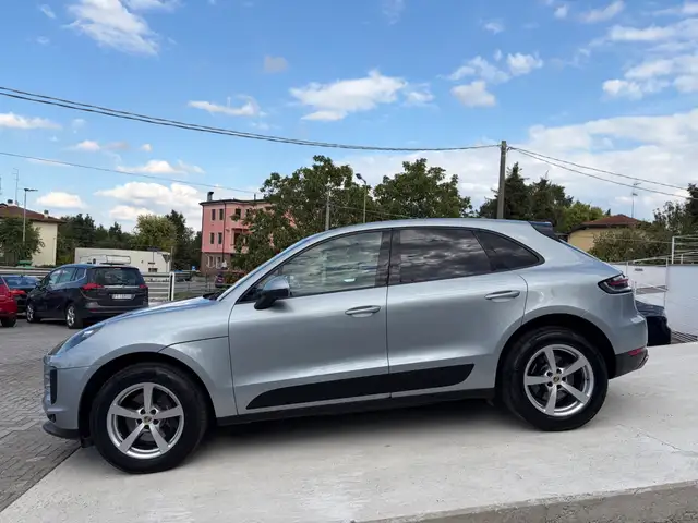 Porsche Macan view 4