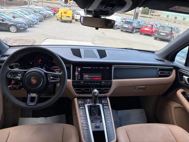 Porsche Macan view 12
