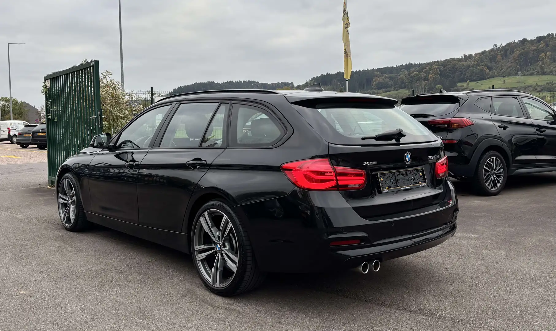 BMW 330 330d Touring xDrive Aut. Advantage Noir - 2