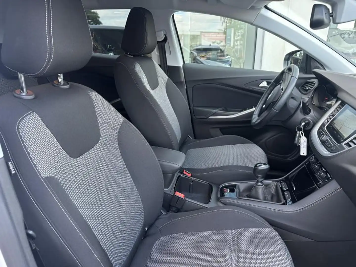 Opel Grandland X 1.2 BENZINE 130 MAN 6 Wit - 2