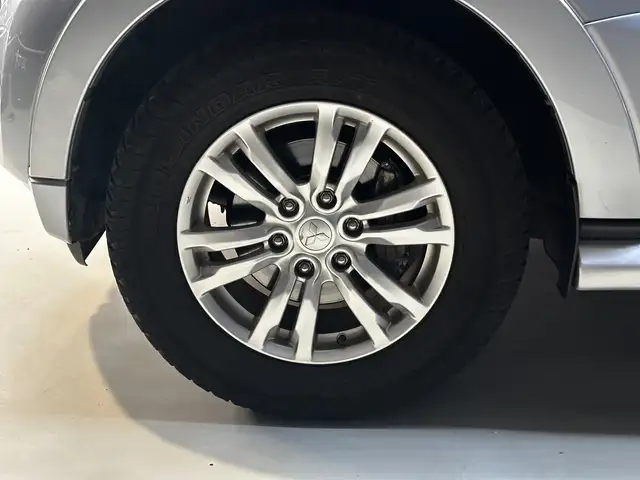 Mitsubishi Pajero view 9