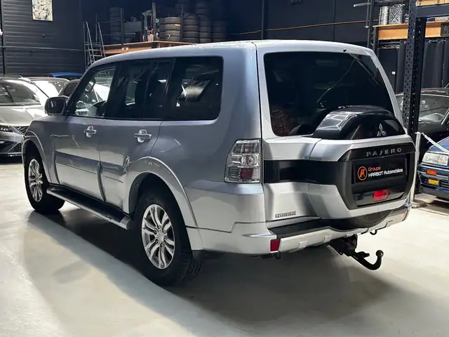 Mitsubishi Pajero view 6