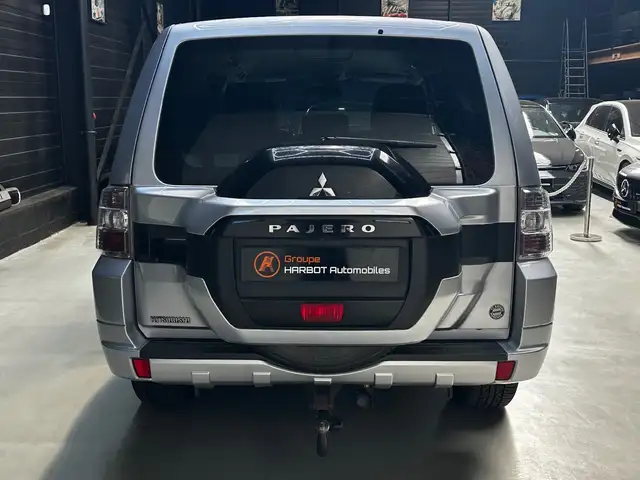 Mitsubishi Pajero view 5