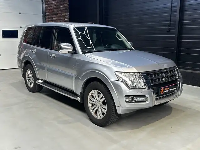 Mitsubishi Pajero view 3