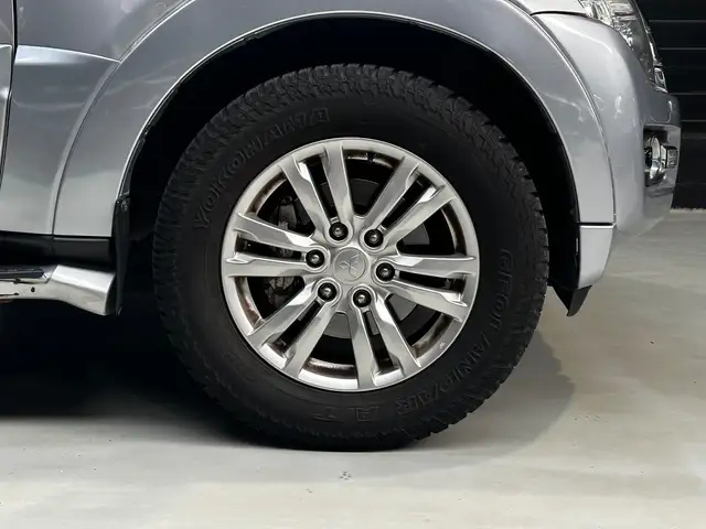 Mitsubishi Pajero view 7