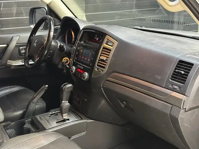Mitsubishi Pajero view 14