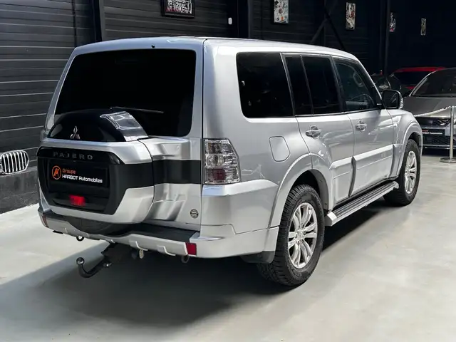 Mitsubishi Pajero view 4