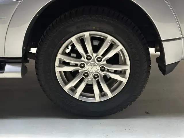 Mitsubishi Pajero view 10