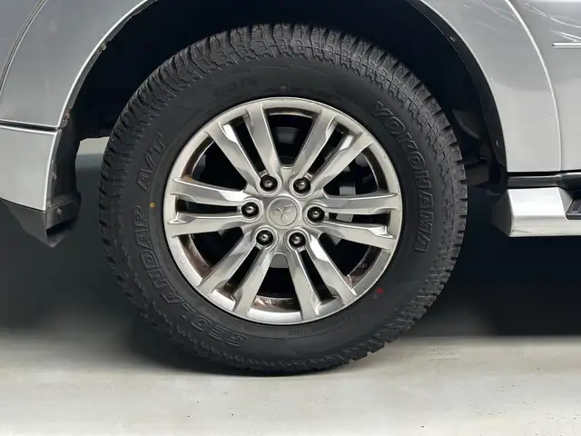 Mitsubishi Pajero view 8