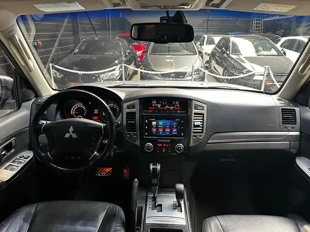 Mitsubishi Pajero view 13