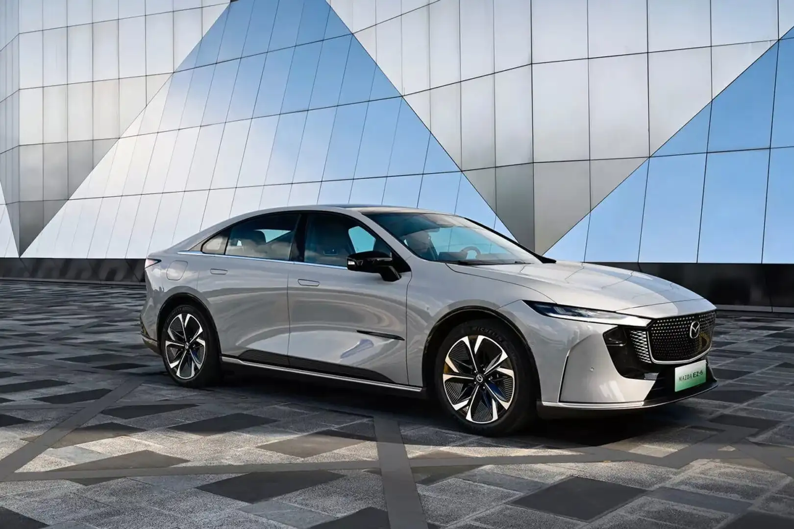 Mazda 6e 68.8 kWh Standard Range Takumi Srebrny - 1