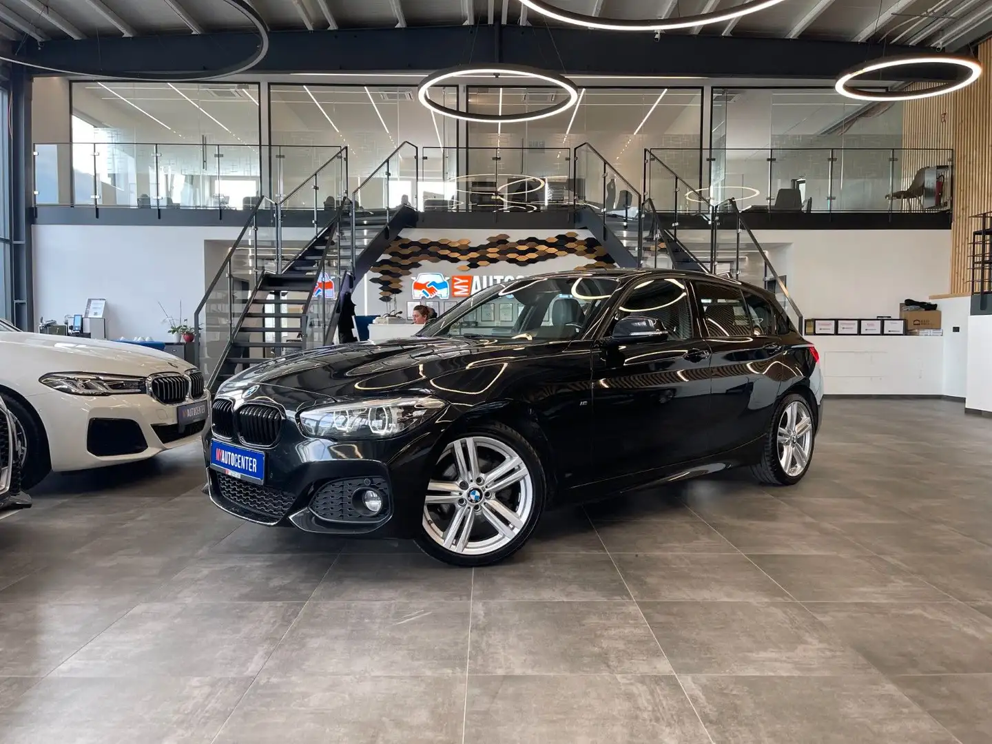 BMW 120 i 5-Türer Aut. Edition M Sport Shadow*LED*NAV Schwarz - 1