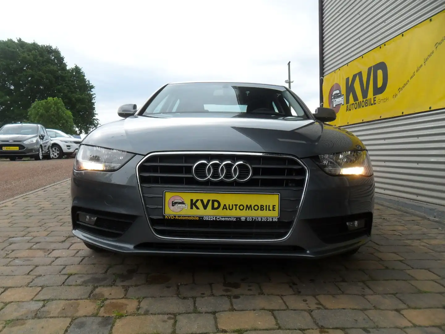 Audi A4 Lim. Attraction Grau - 2