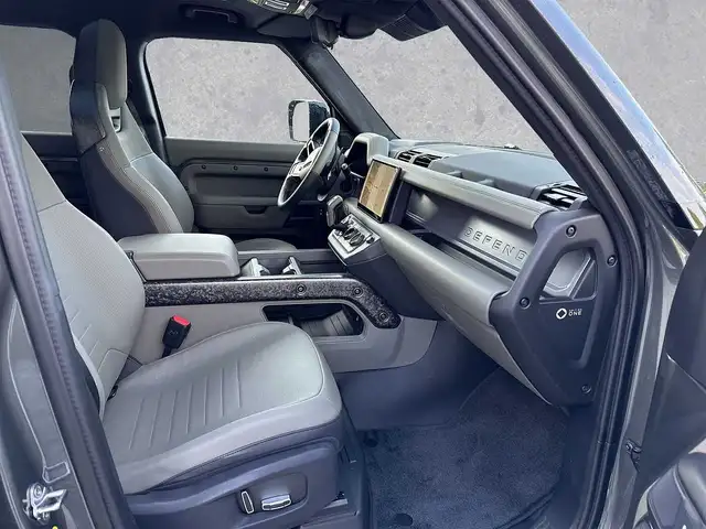 Land Rover Defender 110 view 3