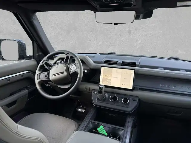 Land Rover Defender 110 view 4
