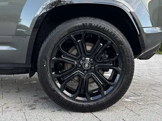 Land Rover Defender 110 view 9