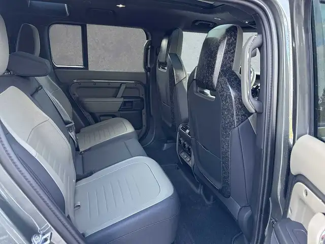 Land Rover Defender 110 view 5
