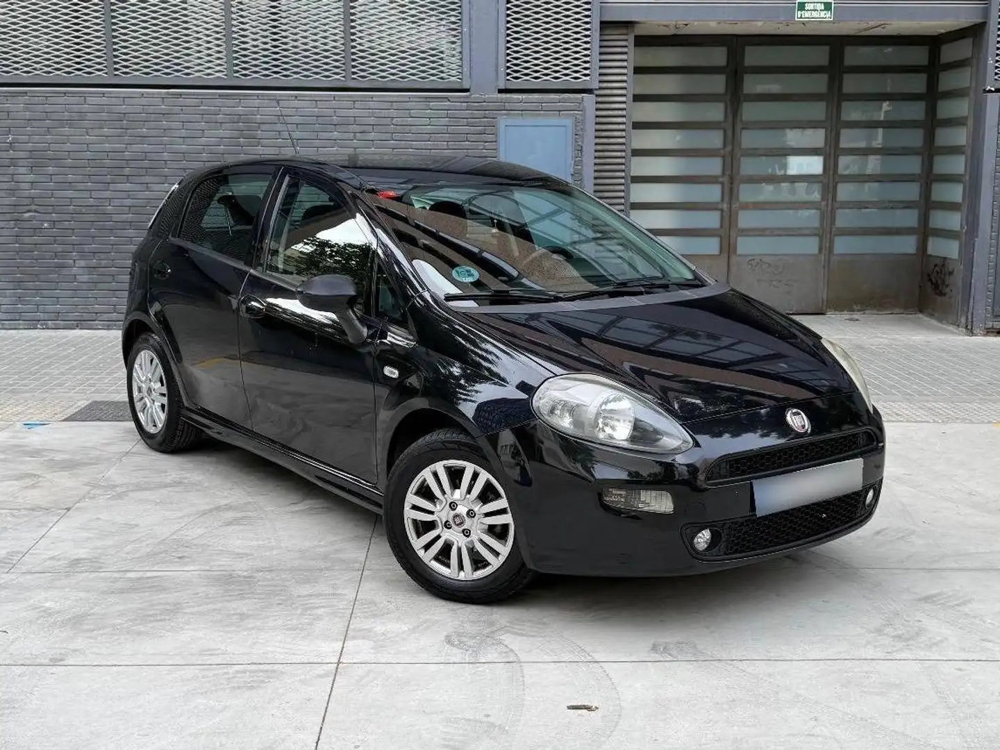 Fiat Punto 1.2 8v Easy 69 CV S&S · ITV 2027 · Distribución hecha Negro - 1