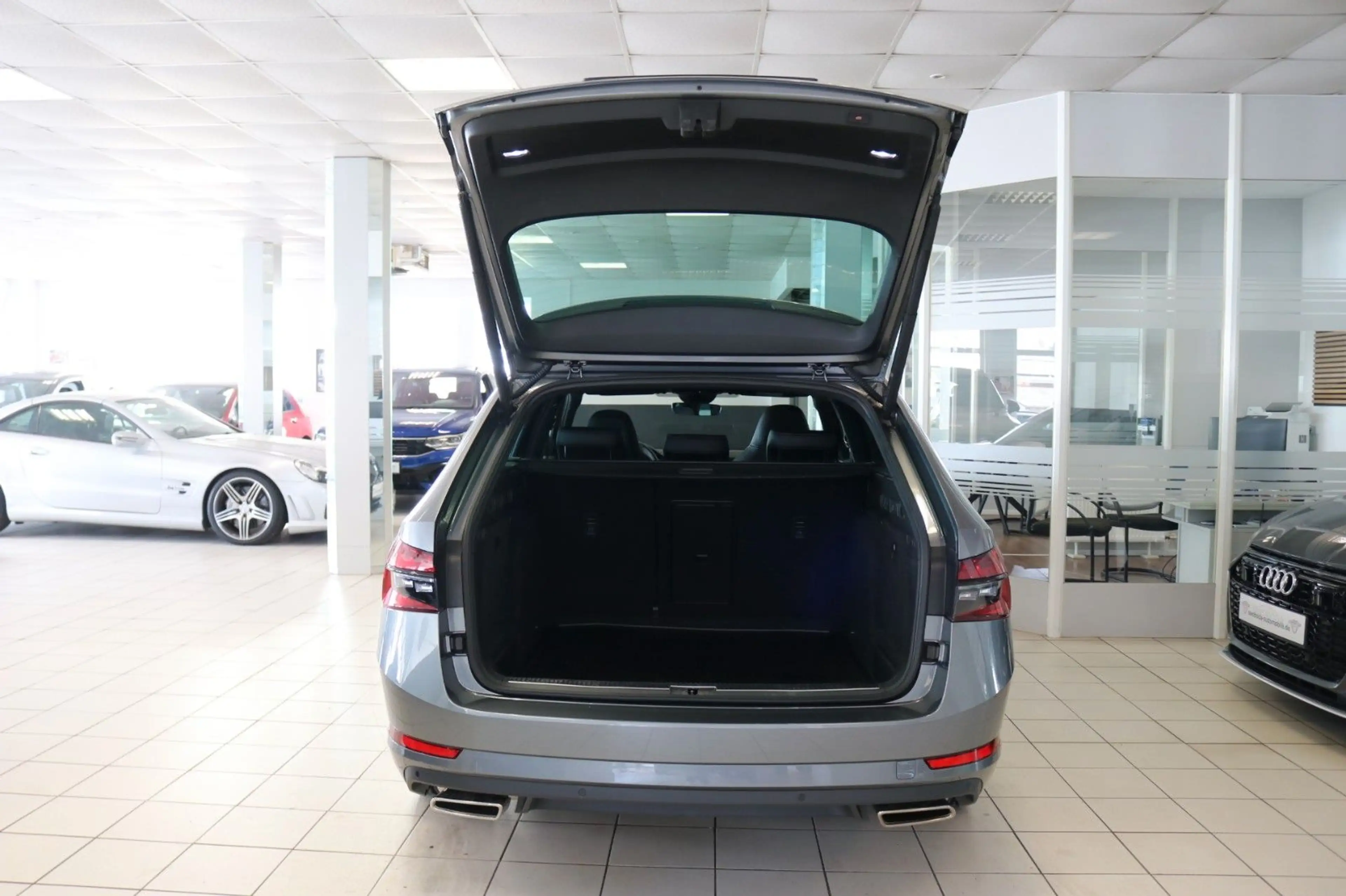 Skoda Superb Combi Sportline DCC Pano Kamera Memory — photo 10
