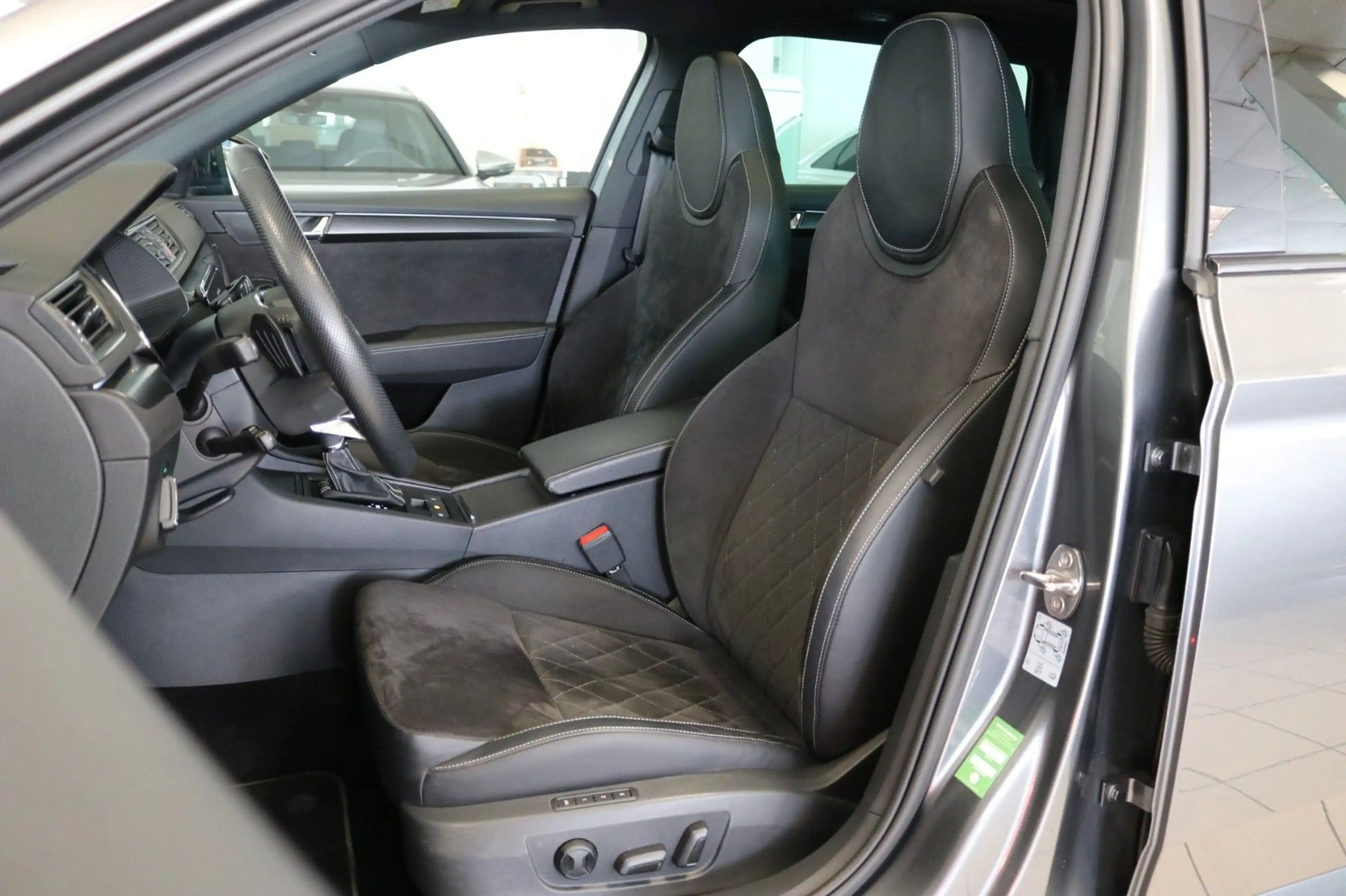 Skoda Superb Combi Sportline DCC Pano Kamera Memory — photo 15