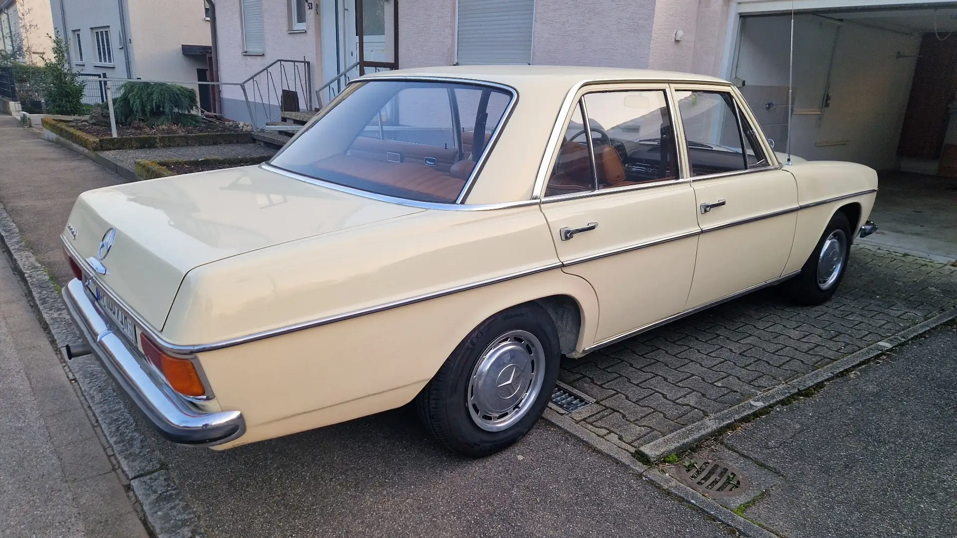 Mercedes-Benz W 114/115 Strich-Acht 220 D H Kennzeichen Beige - 2