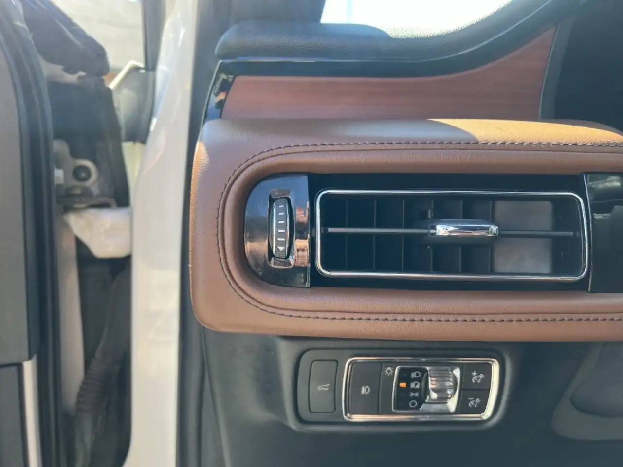 Lincoln Aviator снимка Lincoln Aviator