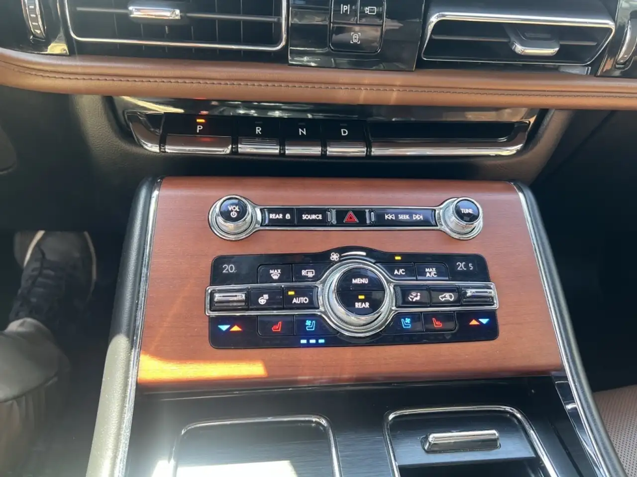 Lincoln Aviator снимка Lincoln Aviator
