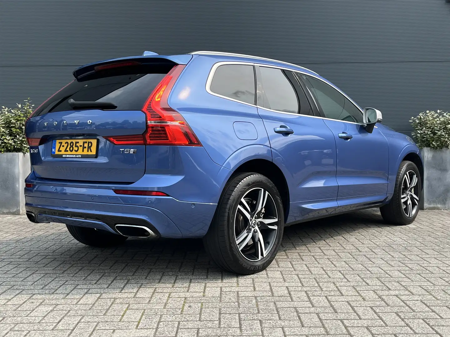 Volvo XC60 2.0 T8 Twin Engine R-Design | HUD | Pilot Assist | Blauw - 2