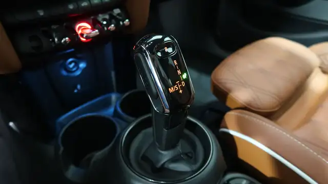 Mini Hatch view 13