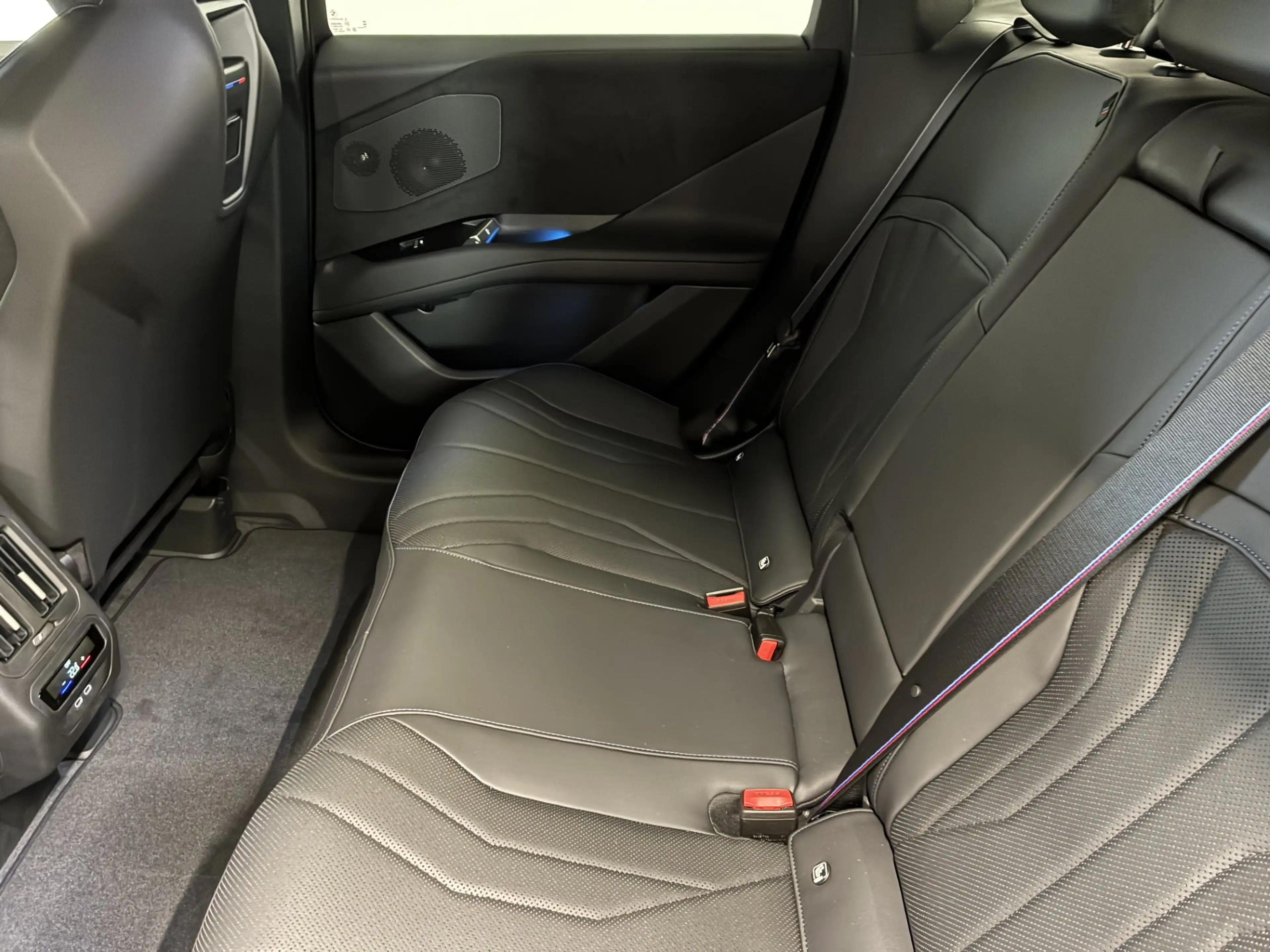 BMW iX3 40 sDrive — photo 11