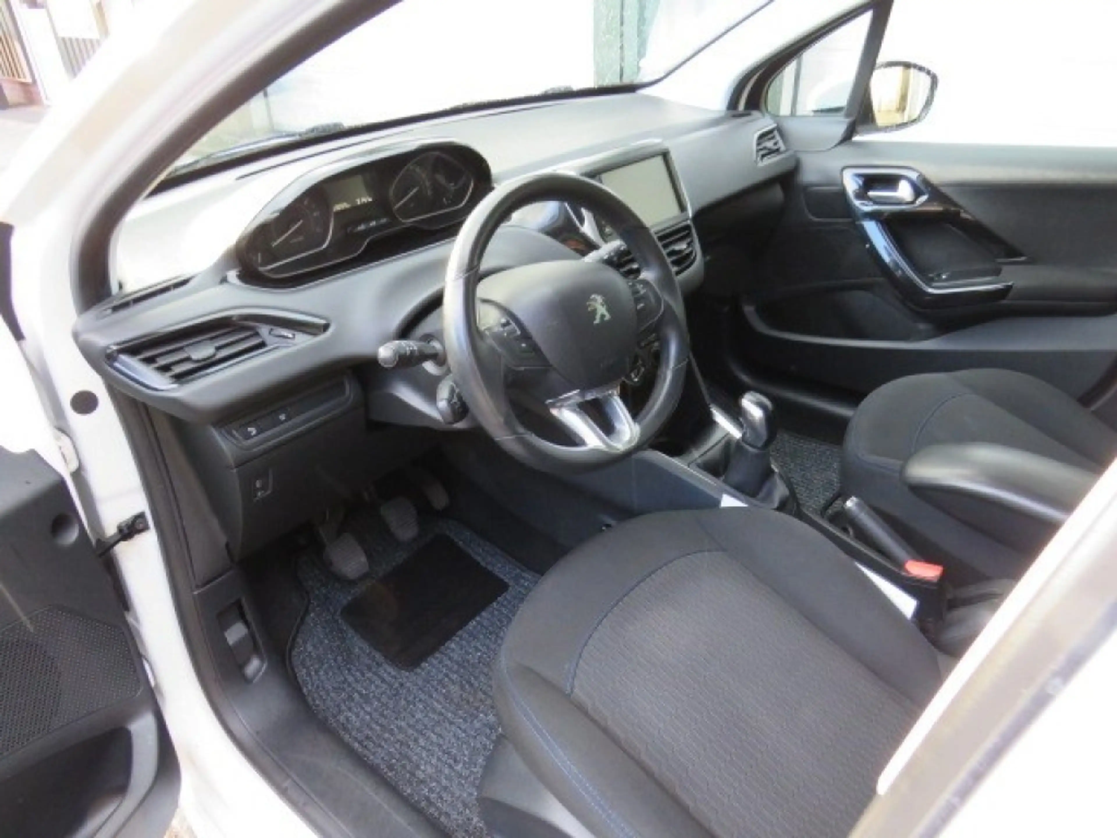 Peugeot 208 1.2 PURET. SIGNATURE — photo 12