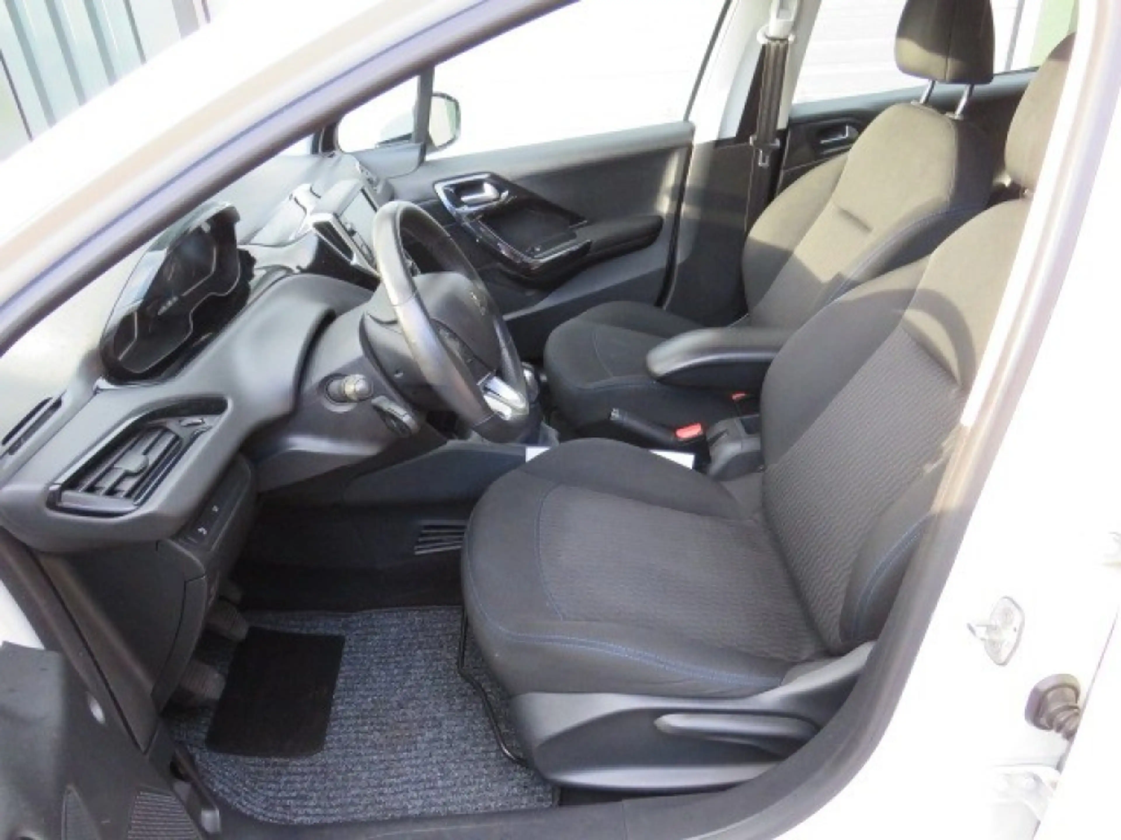 Peugeot 208 1.2 PURET. SIGNATURE — photo 14
