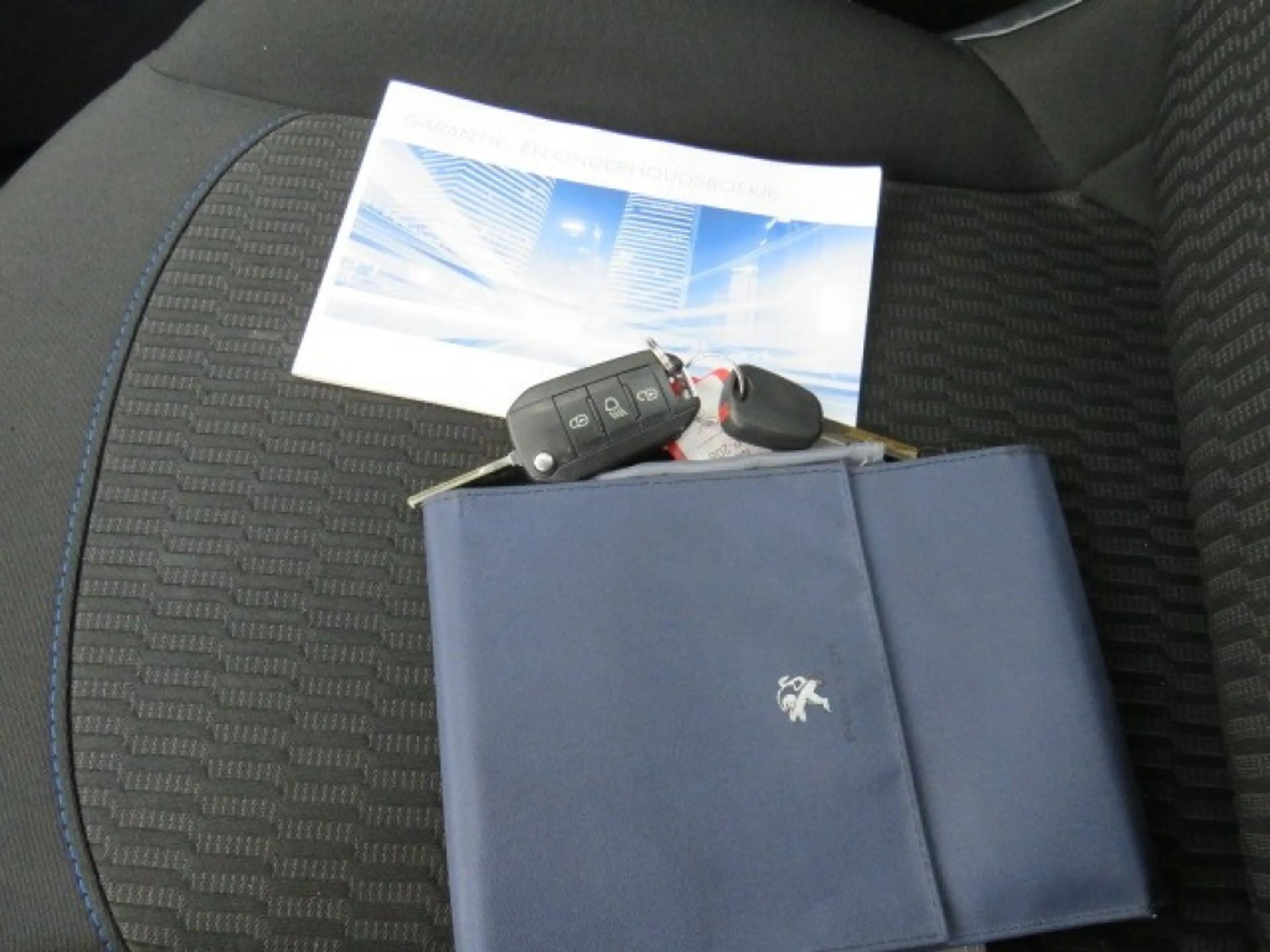 Peugeot 208 1.2 PURET. SIGNATURE — photo 25