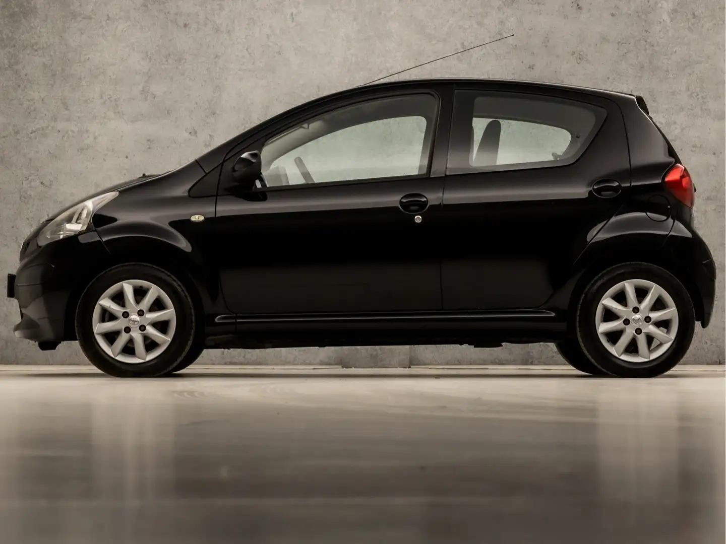 Toyota Aygo 1.0-12V Sport (YOUNGTIMER, 5 DEURS, AIRCO, SCHERM, Zwart - 2