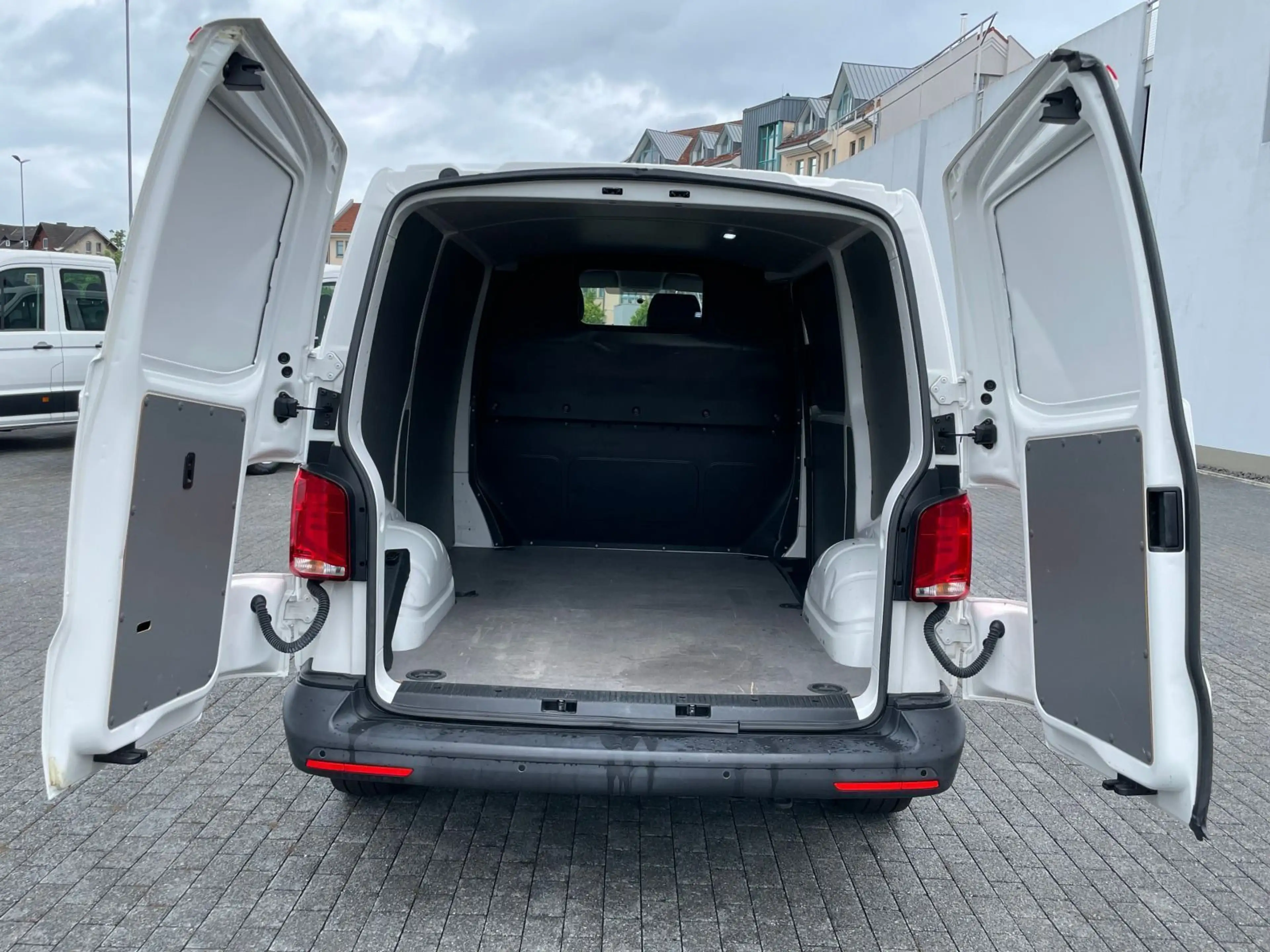 Volkswagen T6.1 Transporter T6.1 Kasten 2.0 TDI Klima H.flügeltüren Holzbode — photo 4