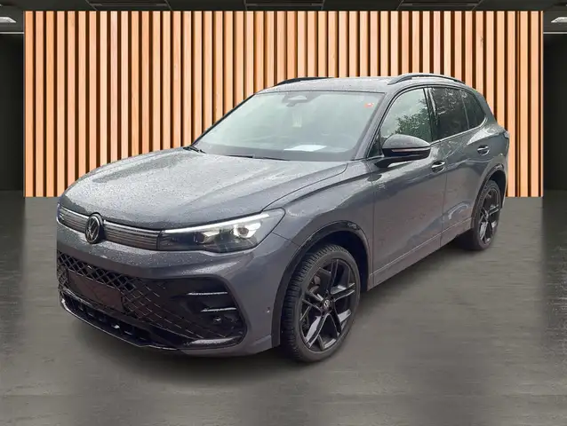 Volkswagen Tiguan view 2