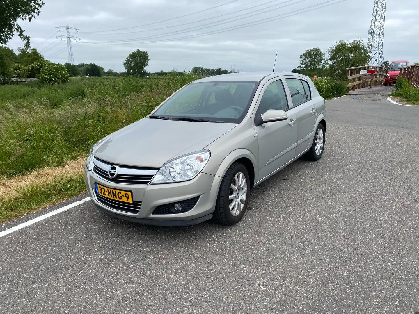 Opel Astra 1.4 Temptation Grijs - 1
