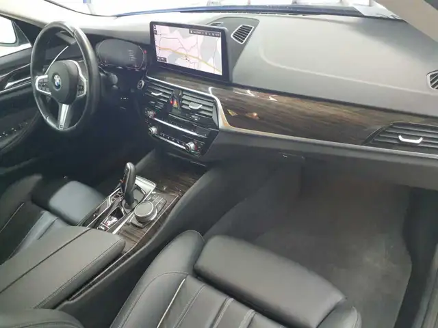 BMW 5 Series view 9