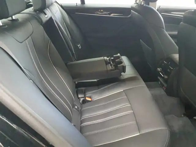 BMW 5 Series view 14