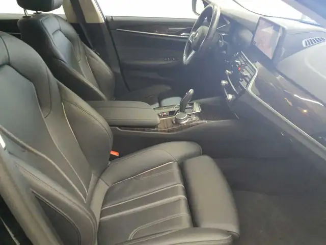 BMW 5 Series view 8