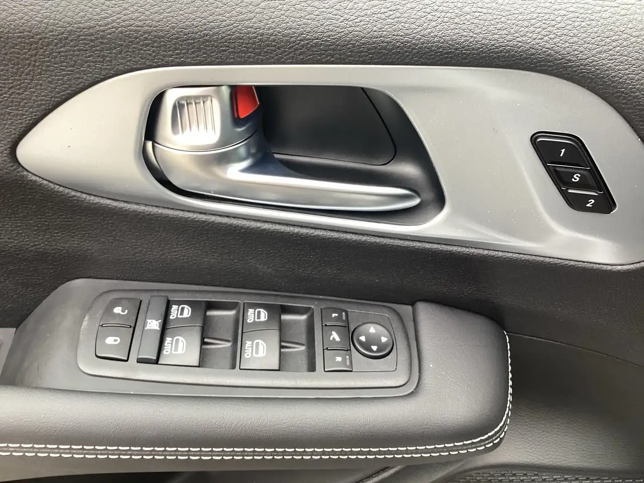Chrysler Pacifica снимка Chrysler Pacifica