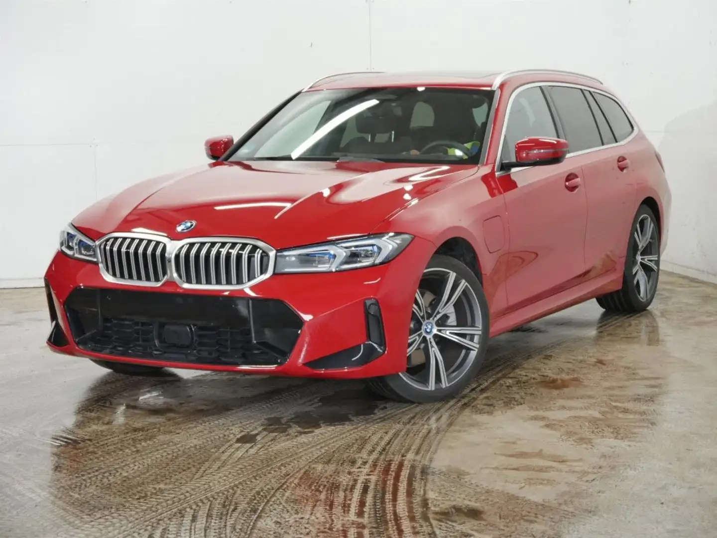 BMW 330 e T.xDr.M Sport ACC SuView PanoDach.Lenkh.19" Rood - 2