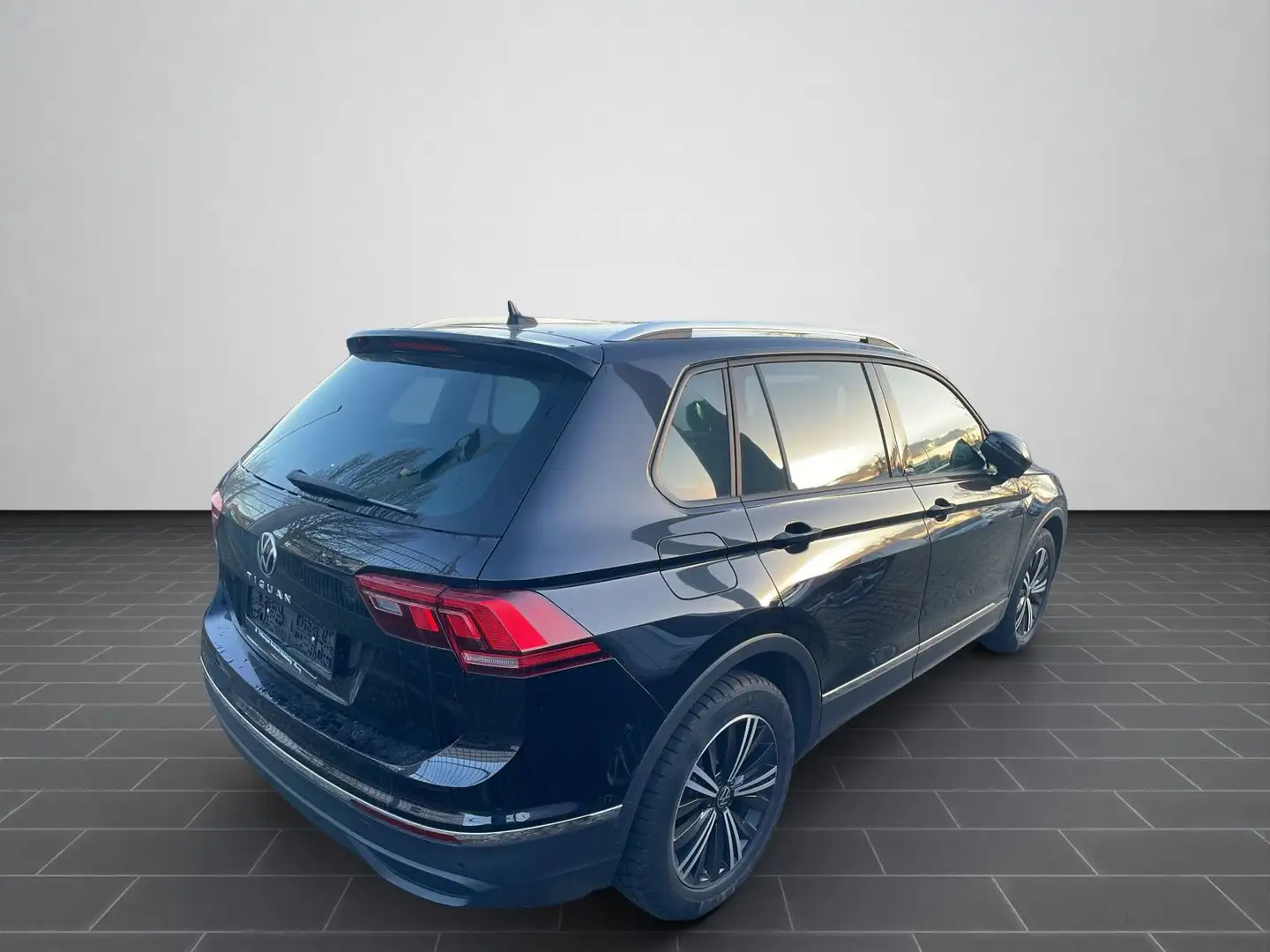 Volkswagen Tiguan 1.5 TSI DSG United/LED/Navi/RFK/Sitzheizu Schwarz - 2